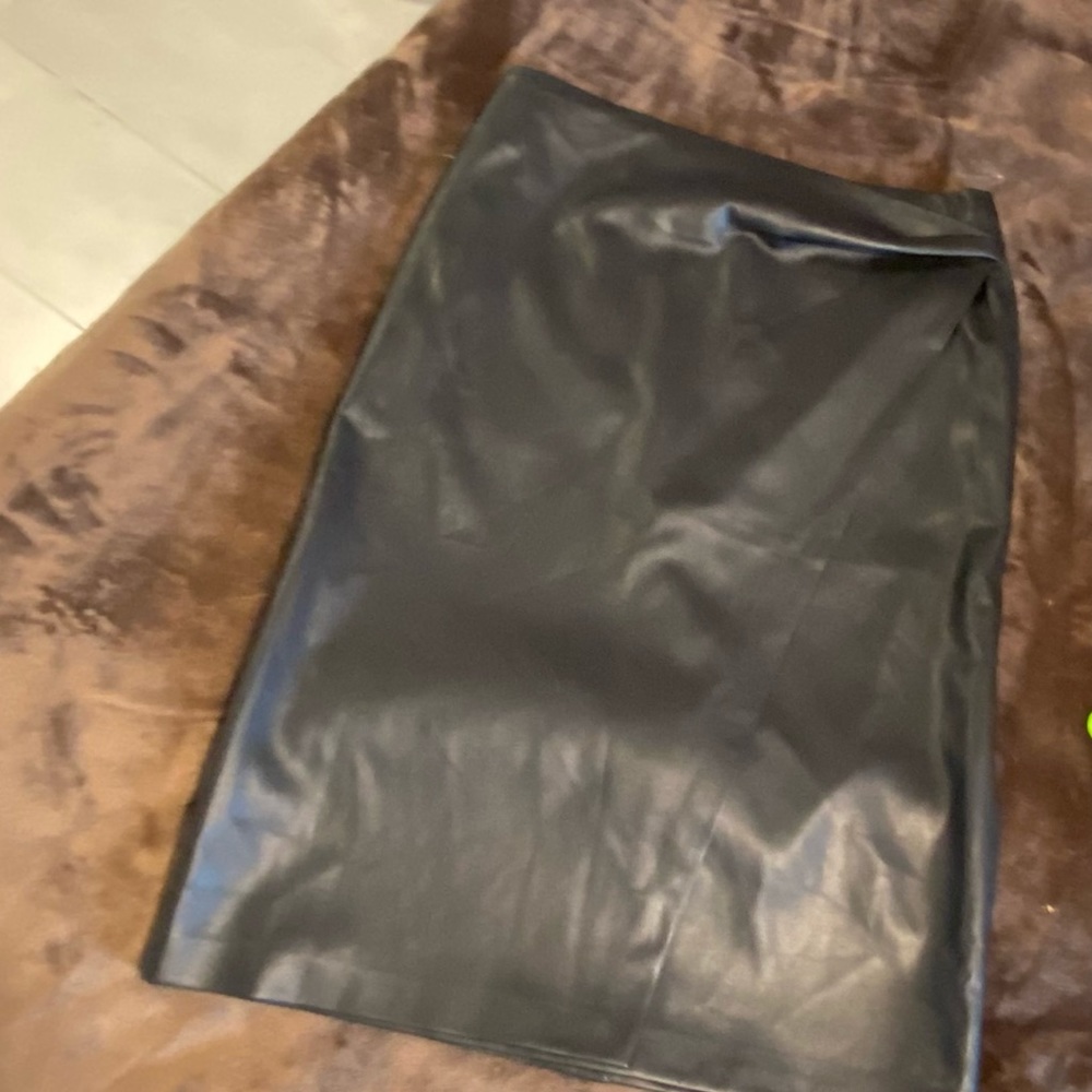 NWOT Hugo Boss vegan leather knee length skirt Sz 10 - Picture 2 of 4